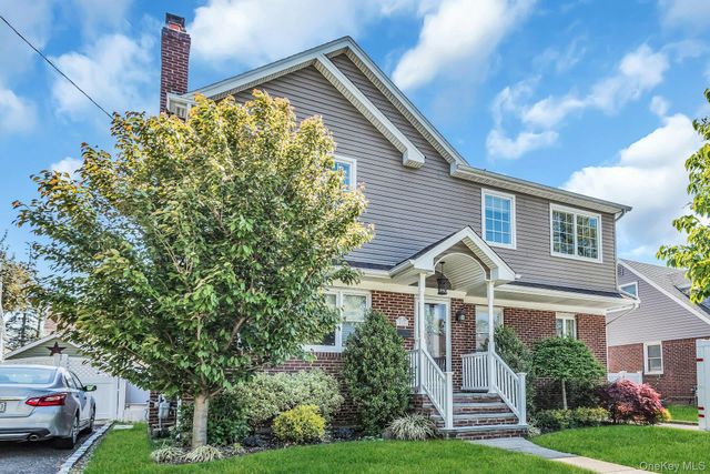233 Collins Avenue, Williston Park, NY 11596