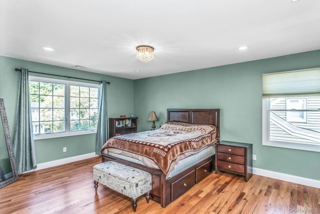 233 Collins Avenue, Williston Park, NY 11596