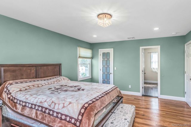 233 Collins Avenue, Williston Park, NY 11596