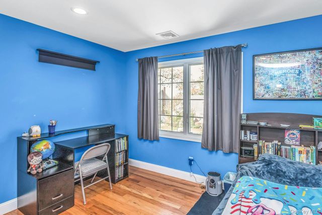 233 Collins Avenue, Williston Park, NY 11596