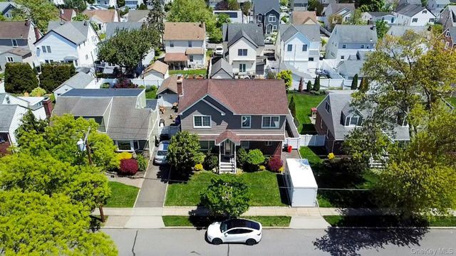 233 Collins Avenue, Williston Park, NY 11596