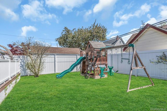 233 Collins Avenue, Williston Park, NY 11596