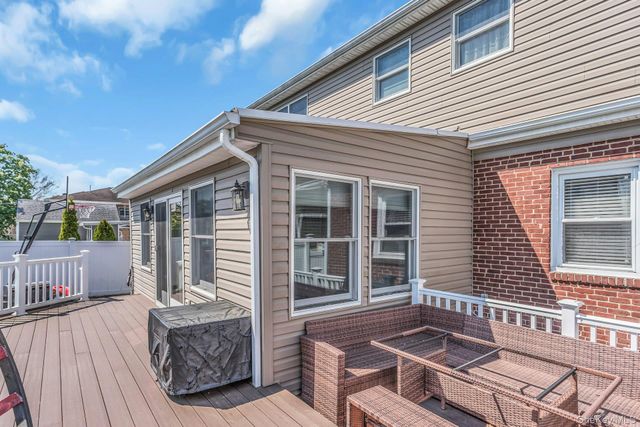 233 Collins Avenue, Williston Park, NY 11596
