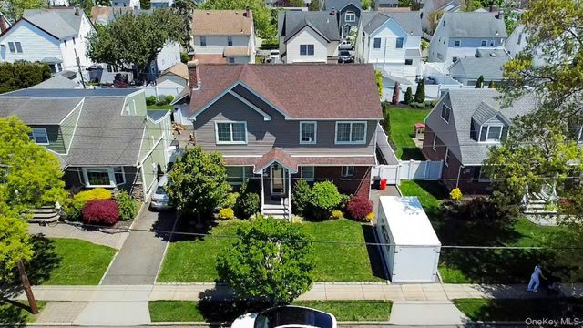 233 Collins Avenue, Williston Park, NY 11596