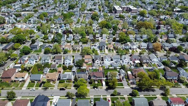 233 Collins Avenue, Williston Park, NY 11596