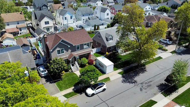 233 Collins Avenue, Williston Park, NY 11596