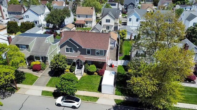 233 Collins Avenue, Williston Park, NY 11596