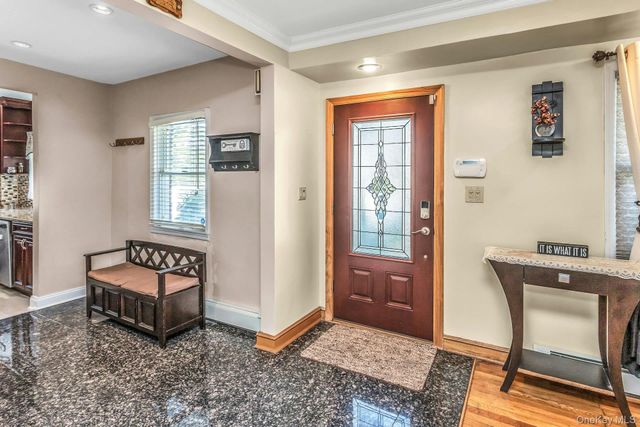233 Collins Avenue, Williston Park, NY 11596