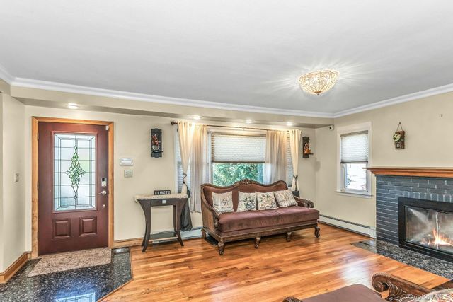 233 Collins Avenue, Williston Park, NY 11596