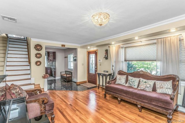 233 Collins Avenue, Williston Park, NY 11596