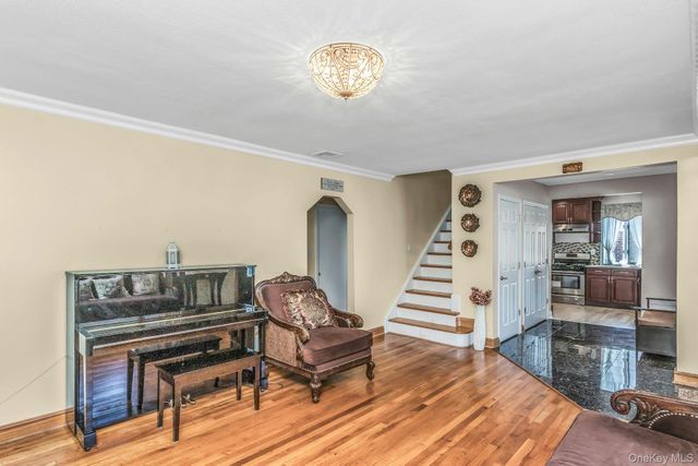 233 Collins Avenue, Williston Park, NY 11596