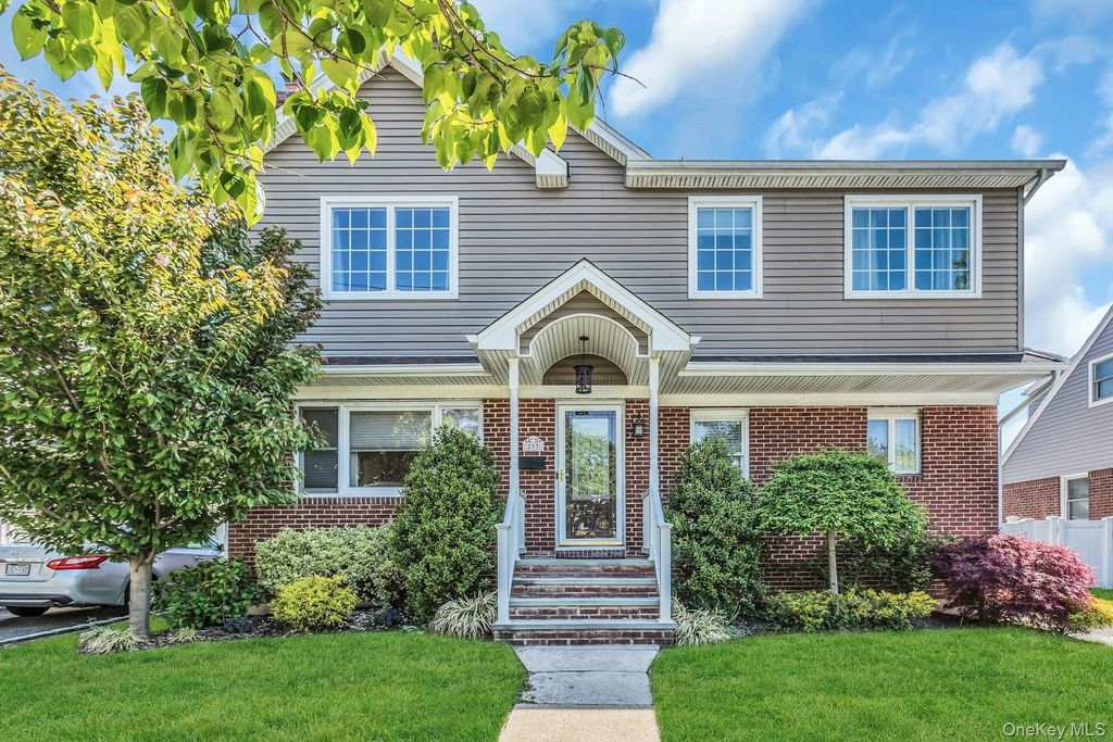 233 Collins Avenue, Williston Park, NY 11596