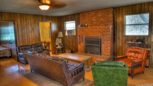 154 Weston, Leakey, TX 78873