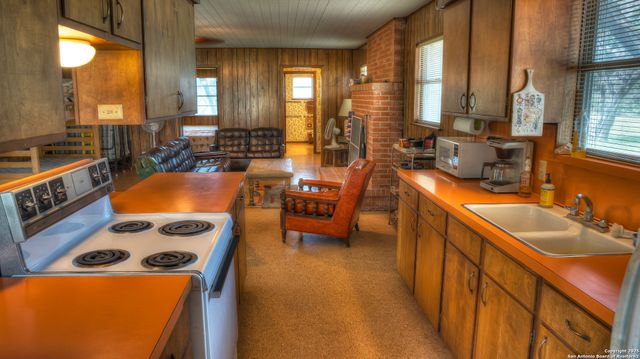 154 Weston, Leakey, TX 78873