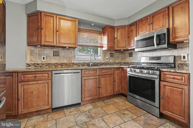 68 16TH AVE, Elmwood Park, NJ 07407