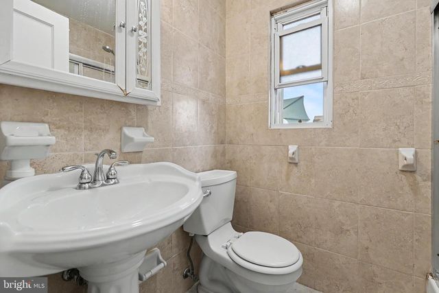 68 16TH AVE, Elmwood Park, NJ 07407