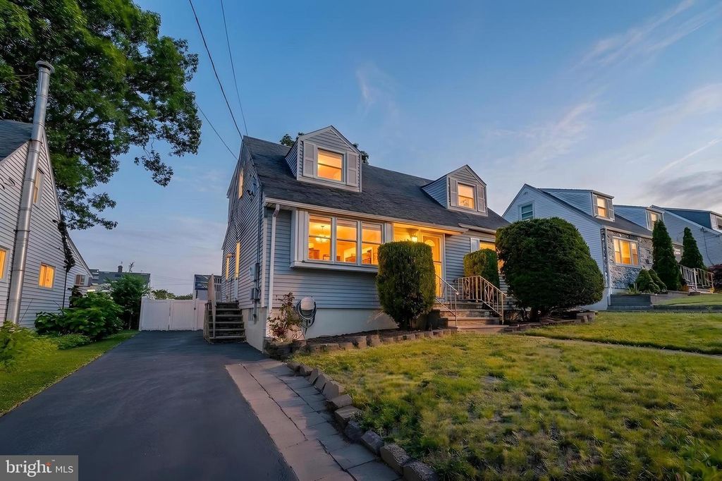 68 16TH AVE, Elmwood Park, NJ 07407