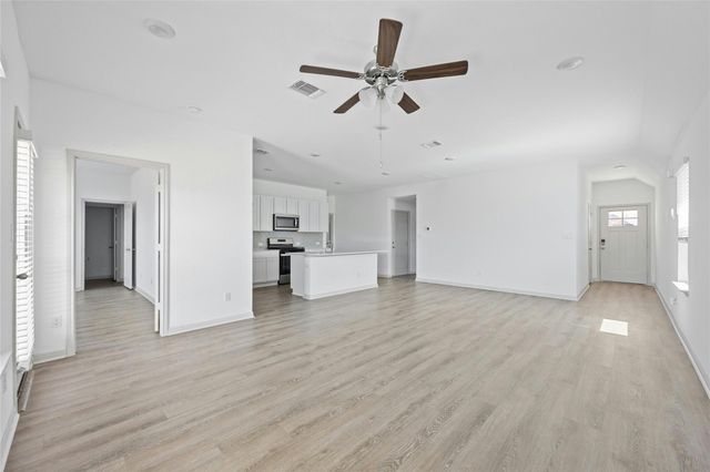 212 Sweetwater Creek LN, Hutto, TX 78634