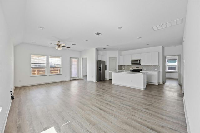 212 Sweetwater Creek LN, Hutto, TX 78634