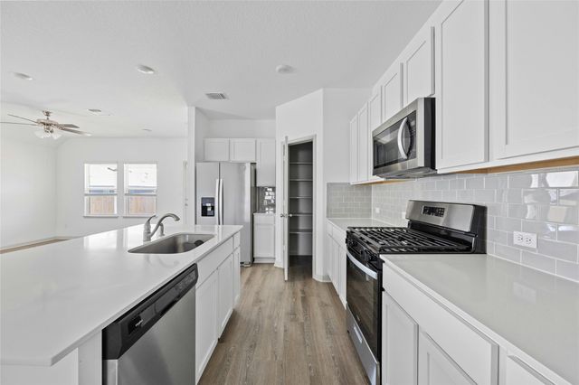 212 Sweetwater Creek LN, Hutto, TX 78634