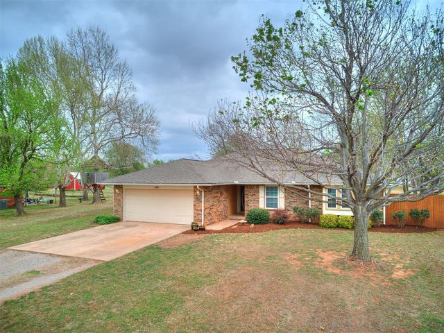 106 Oakwood Drive, Tuttle, OK 73089