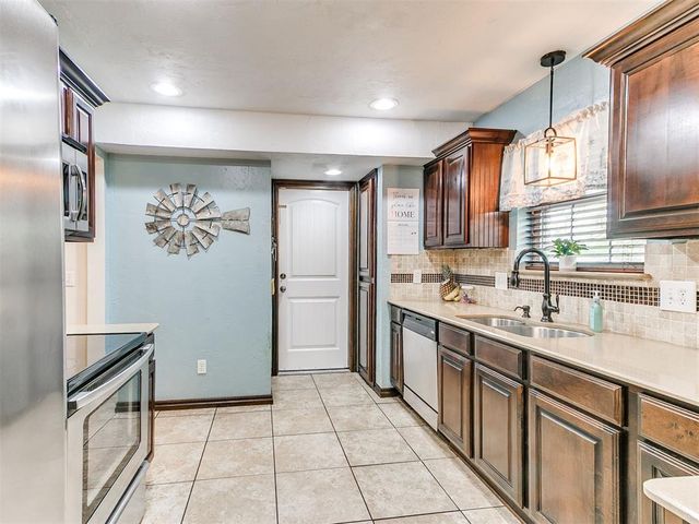 106 Oakwood Drive, Tuttle, OK 73089