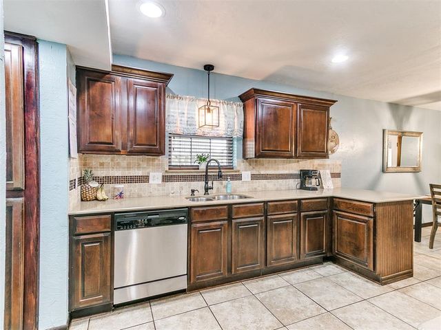 106 Oakwood Drive, Tuttle, OK 73089