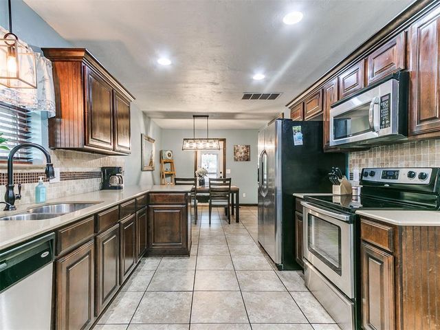 106 Oakwood Drive, Tuttle, OK 73089