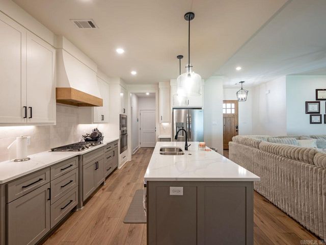 7921 S Shoreline Boulevard, Benton, AR 72019