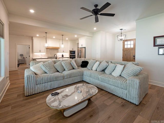 7921 S Shoreline Boulevard, Benton, AR 72019