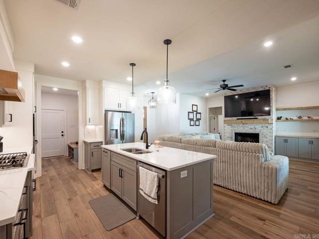 7921 S Shoreline Boulevard, Benton, AR 72019