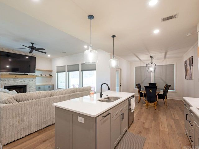 7921 S Shoreline Boulevard, Benton, AR 72019