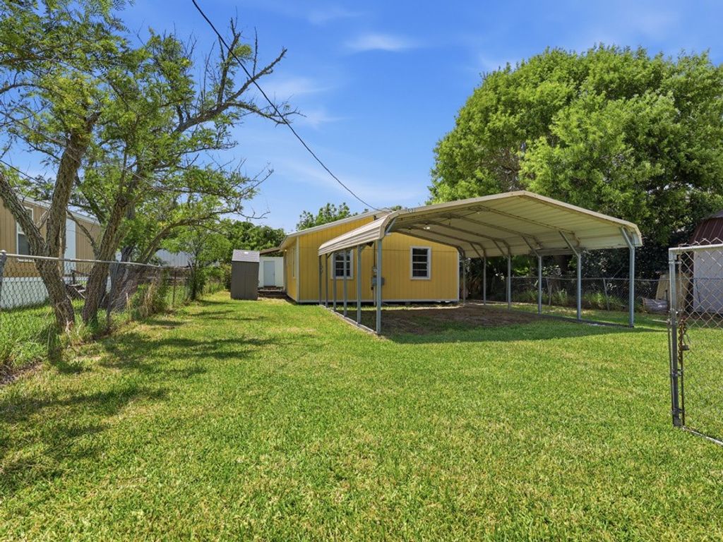 207 N 11th St, Fulton, TX 78358 — exterior