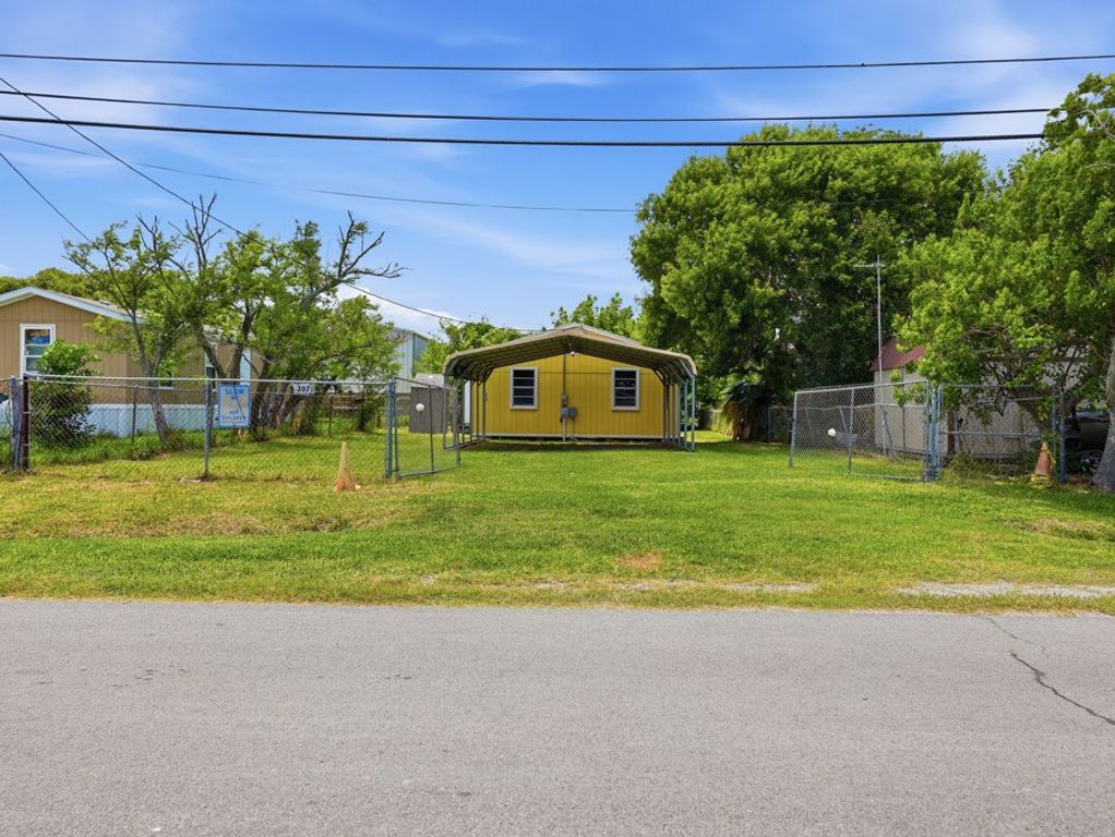 207 N 11th St, Fulton, TX 78358 — photo 2