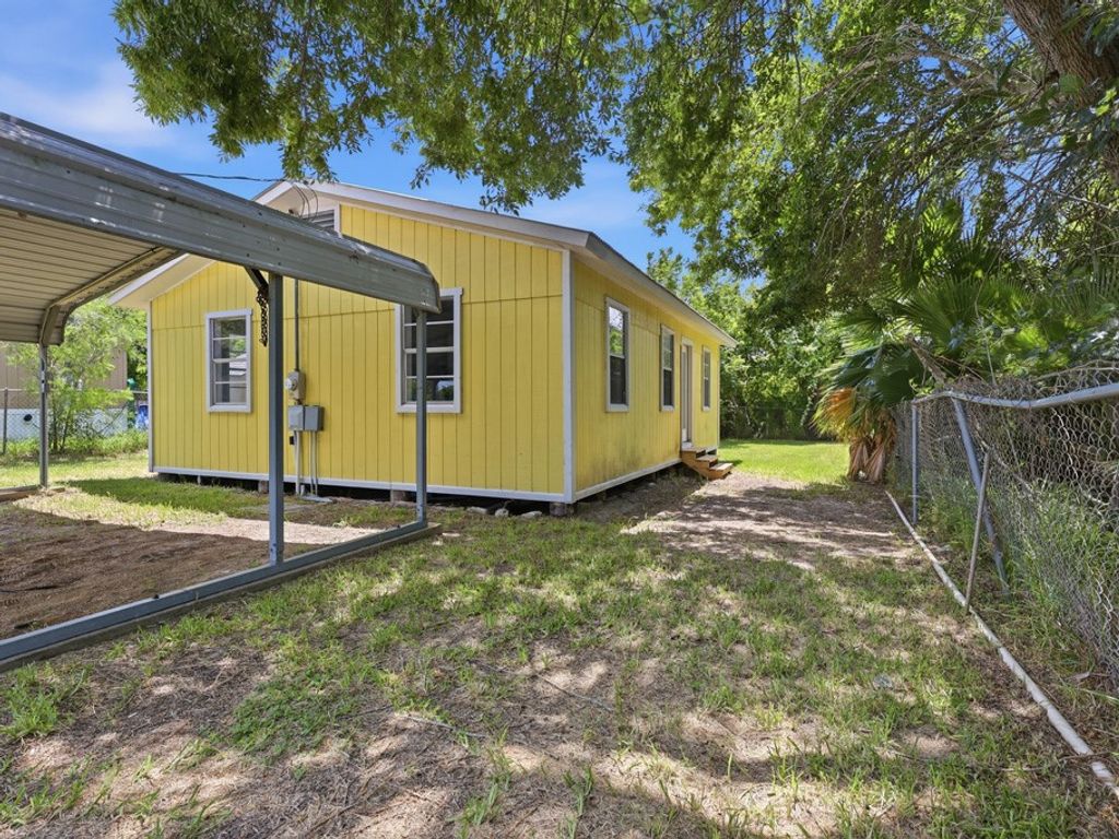 207 N 11th St, Fulton, TX 78358 — photo 3