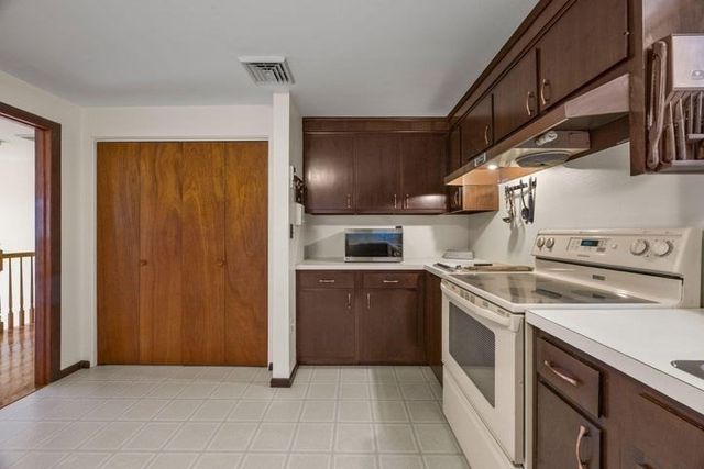 146 Hillside Dr, Barnstable, MA 02632