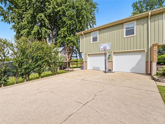 20212 Golden Road, Linwood, KS 66052