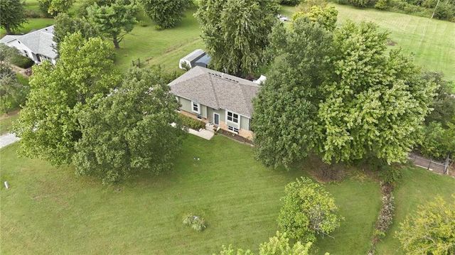 20212 Golden Road, Linwood, KS 66052