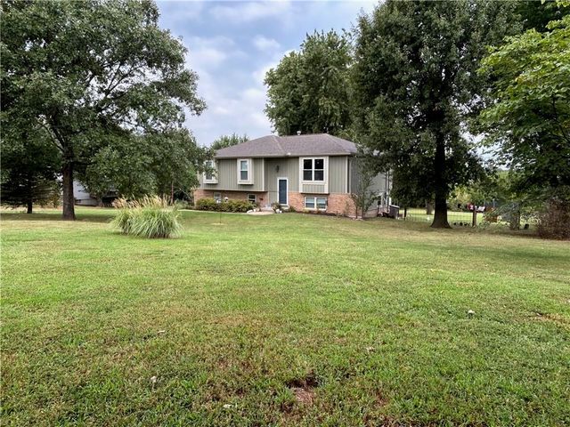 20212 Golden Road, Linwood, KS 66052