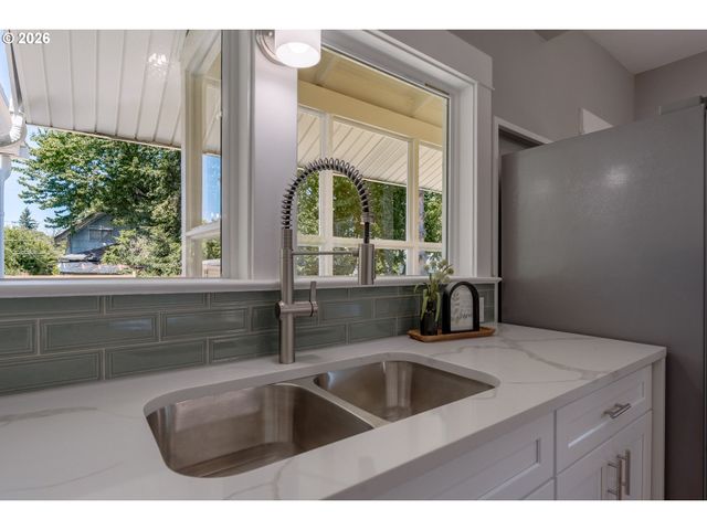 2027 N WEBSTER St, Portland, OR 97217