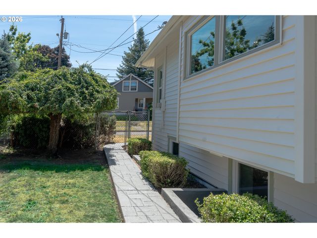 2027 N WEBSTER St, Portland, OR 97217