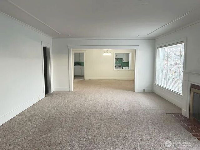 4002 2nd Avenue NE, Seattle, WA 98105