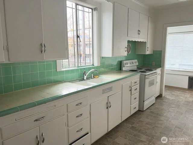 4002 2nd Avenue NE, Seattle, WA 98105