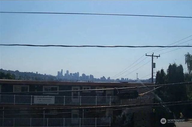 4002 2nd Avenue NE, Seattle, WA 98105