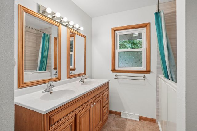 1921 Brookside Drive, Cedar Falls, IA 50613