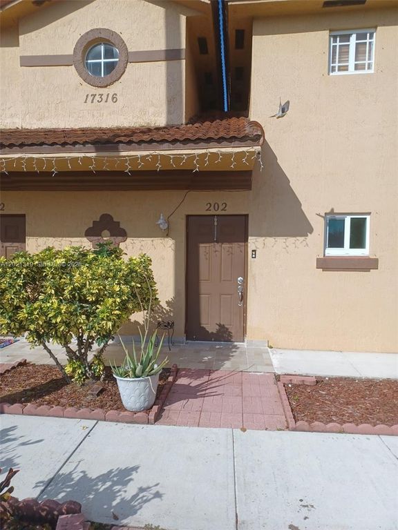17316 NW 74th Ave 202, Hialeah, FL 33015