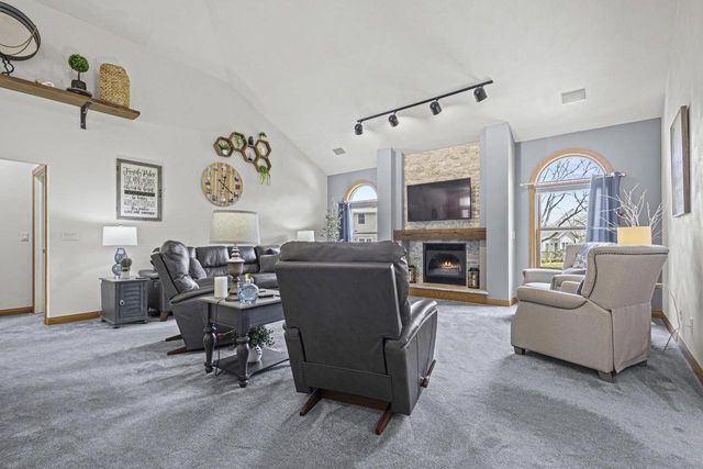 4240 N WEDGEWOOD DRIVE, Appleton, WI 54911