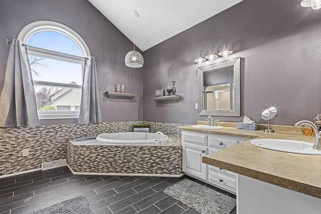 4240 N WEDGEWOOD DRIVE, Appleton, WI 54911