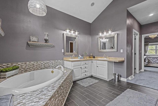 4240 N WEDGEWOOD DRIVE, Appleton, WI 54911