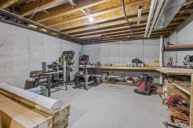 4240 N WEDGEWOOD DRIVE, Appleton, WI 54911